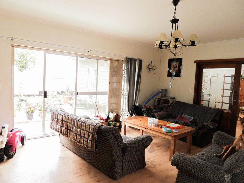 Central home with lots of space - Photo 2