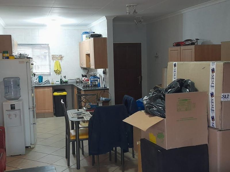 Spacious living in a well-maintained complex - perfect for comfortable family living - Photo 3