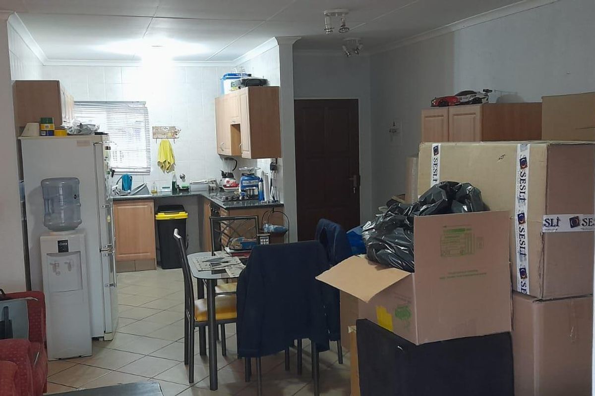 Spacious living in a well-maintained complex - perfect for comfortable family living - Photo 3