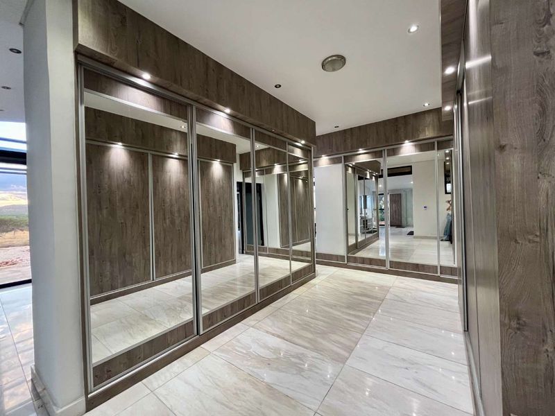 🏡 Modern 5-Bedroom Family Home with Pool in Aus View - Photo 6