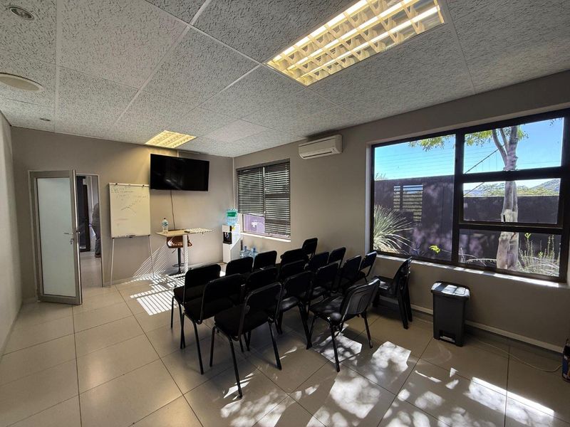 TO LET - Office in Windhoek Central - Photo 9