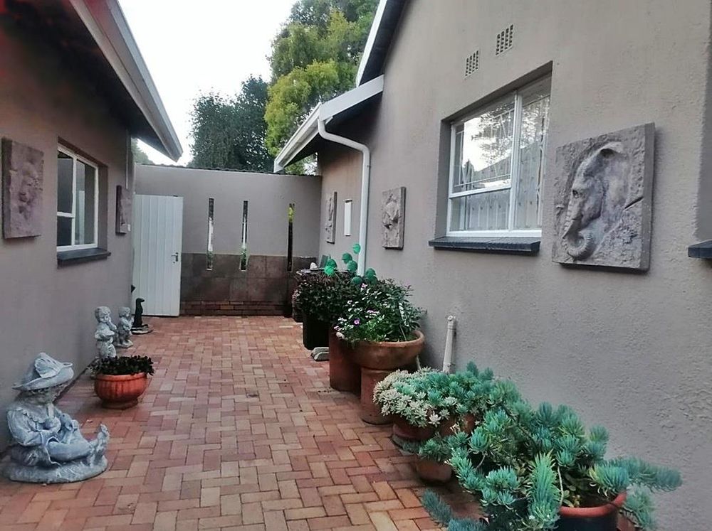 House Right, Garage,Laundry, Flat left
