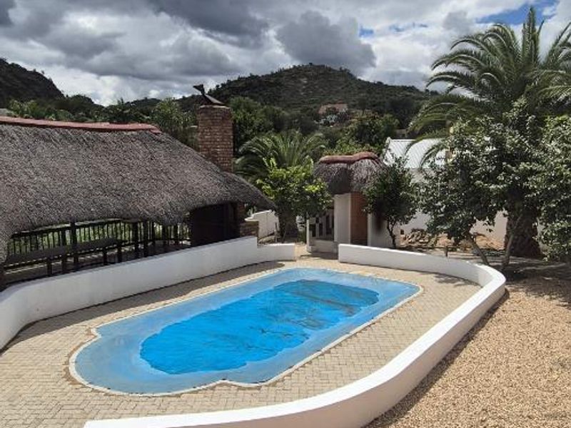 TO LET LOVELY 4 BEDROOM HOUSE WITH FLAT - Photo 3