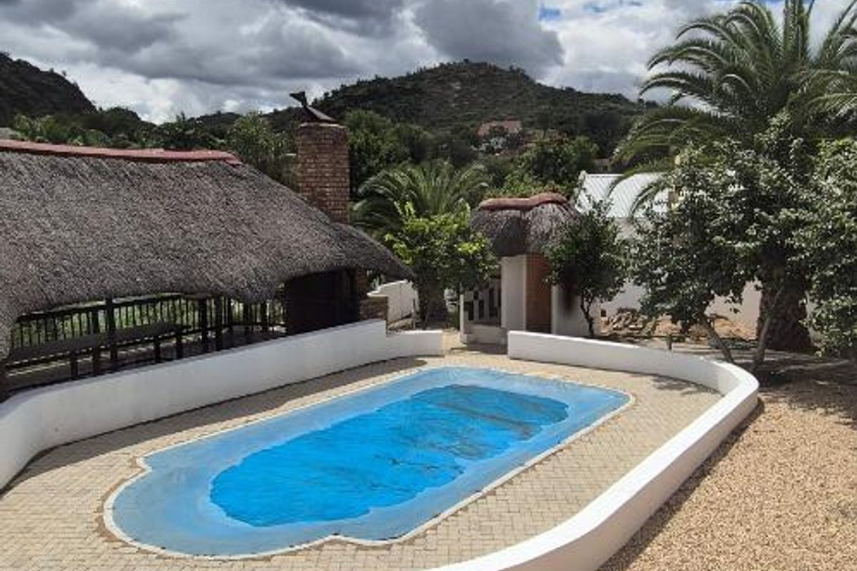 TO LET LOVELY 4 BEDROOM HOUSE WITH FLAT - Photo 3