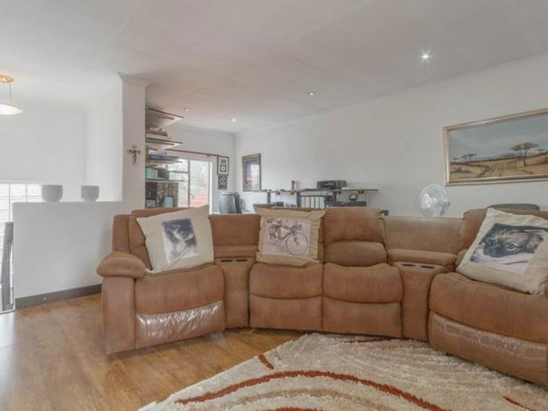 A 4 Bedroom Family Home in Glen Marais - Photo 9