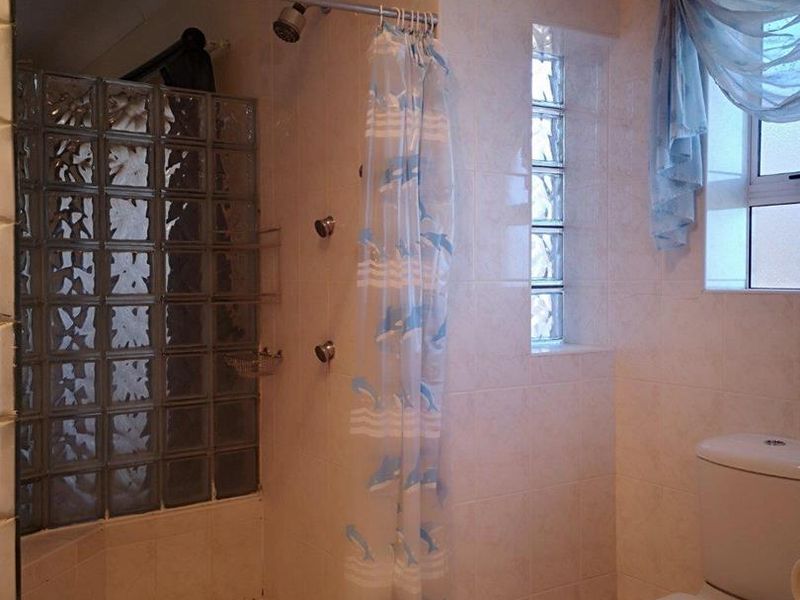 Large family home on corner plot - Photo 7