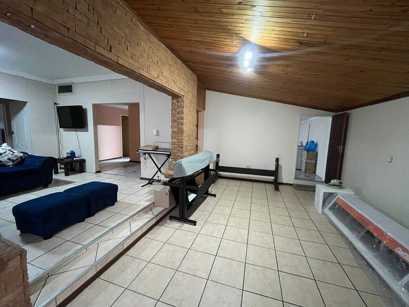 Spacious Family Home with Separate Flatlet – Ideal for Extended Living - Photo 3