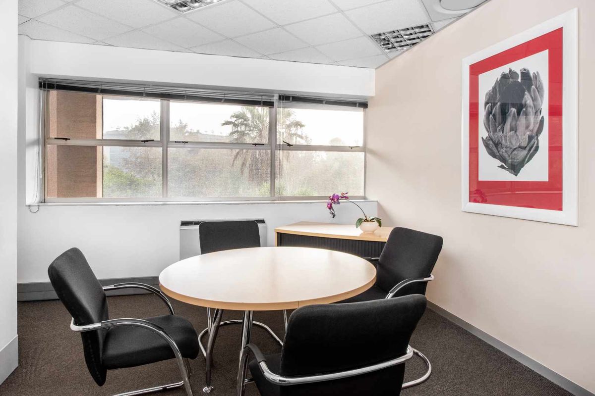 Fully serviced private office space for you and your team in Regus Parktown - Photo 5