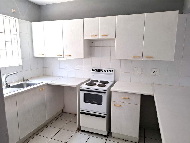 SPACIOUS GROUND FLOOR UNIT CLOSE TO ALL AMENITIES - Photo 9