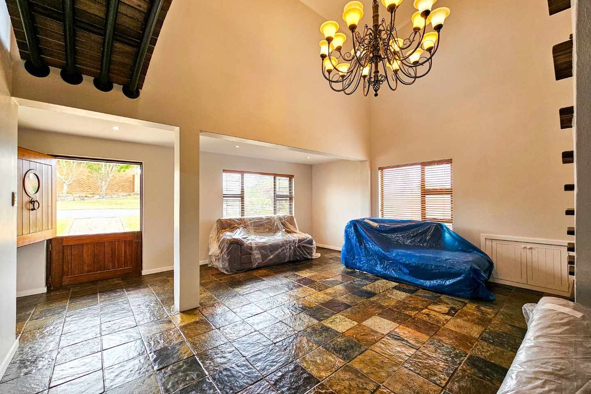 Spacious family home for sale in Stilbaai-Wes. - Photo 3
