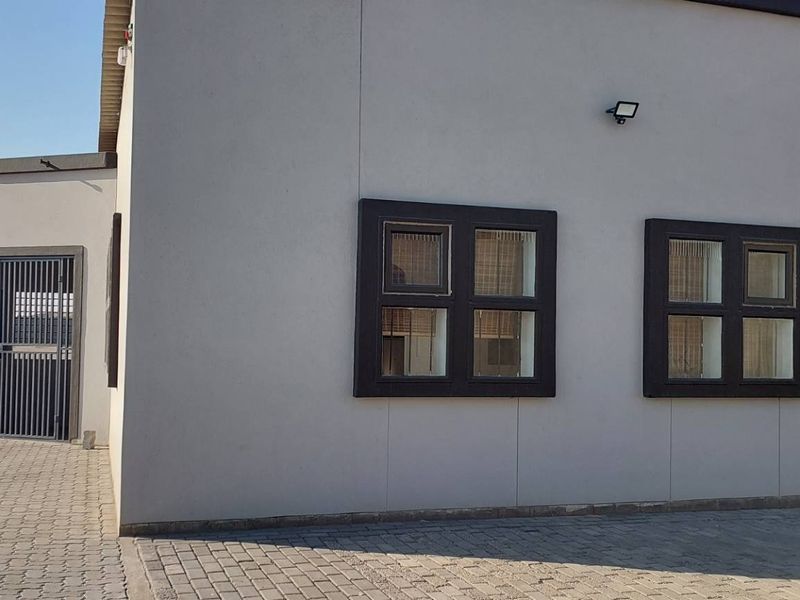 4100 sqm erf with offices - Photo 3