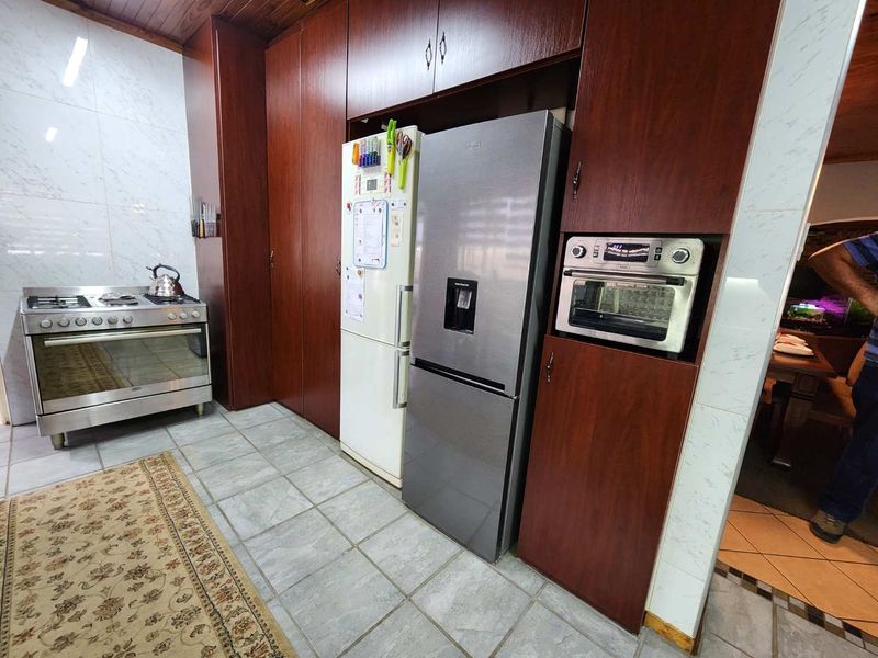 RARE AND HIGHLY DESIRABLE FAMILY HOME WITH FLAT, OFFICE, POOL & 10KVA SOLAR - Photo 8