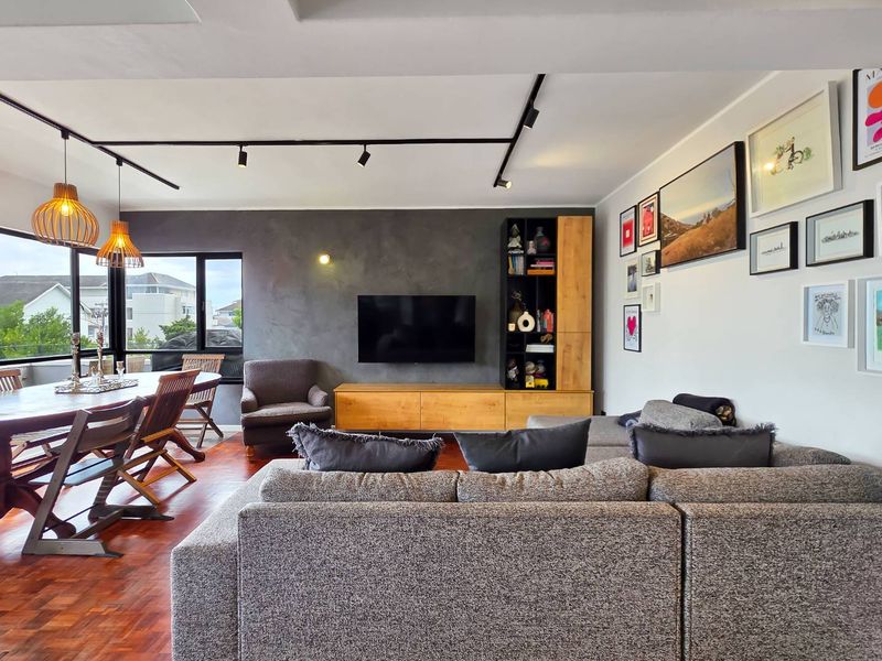 North east facing corner apartment with two balconies and automated garage | Sea Point - Photo 9