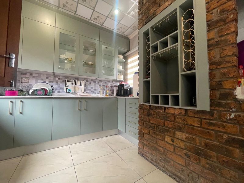 EXCEPTIONAL 5BEDROOM FAMILY HOME WITH 3POTENTIAL INCOME-GENERATING COTTAGES FOR SALE IN SUNWARD PARK - Photo 3