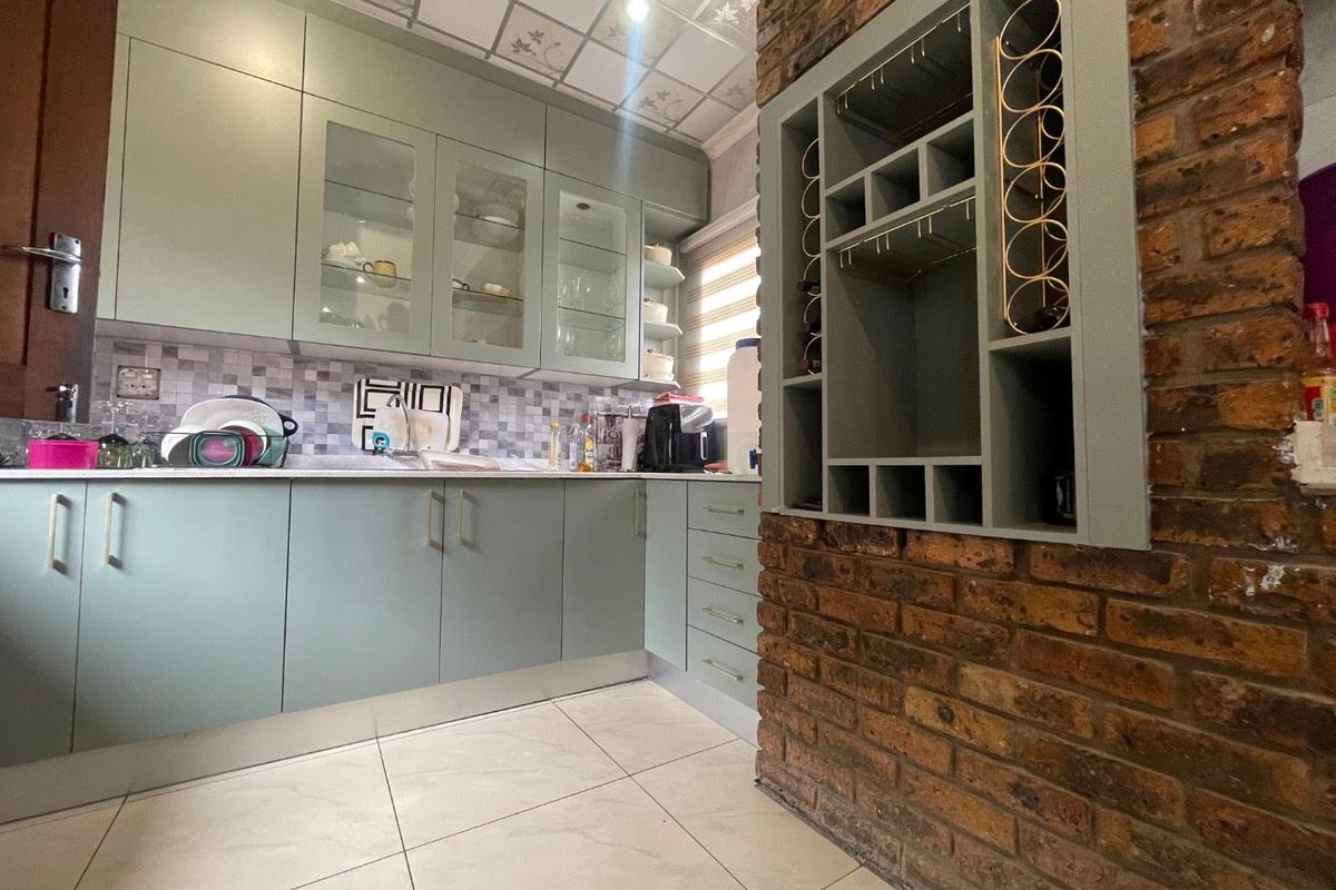 EXCEPTIONAL 5BEDROOM FAMILY HOME WITH 3POTENTIAL INCOME-GENERATING COTTAGES FOR SALE IN SUNWARD PARK - Photo 3