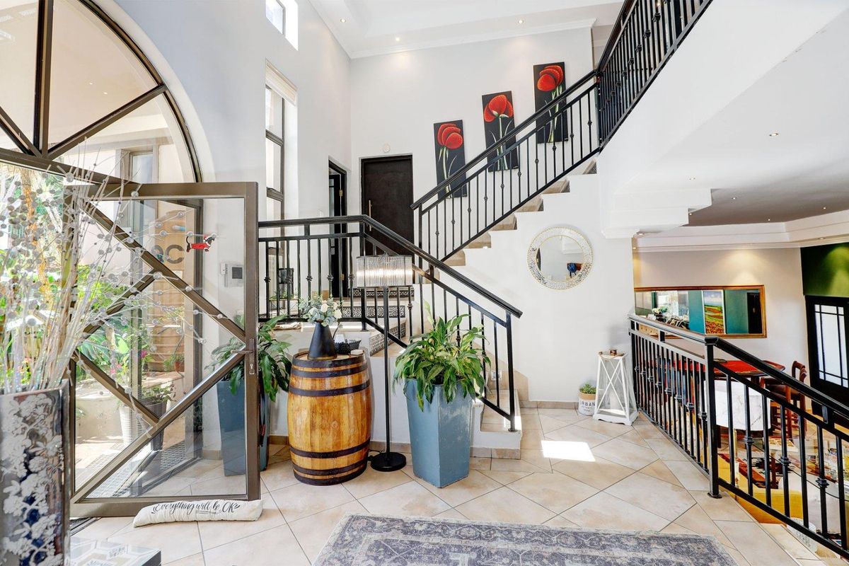 Entertainer’s Dream Home With Spectacular Views - Photo 3