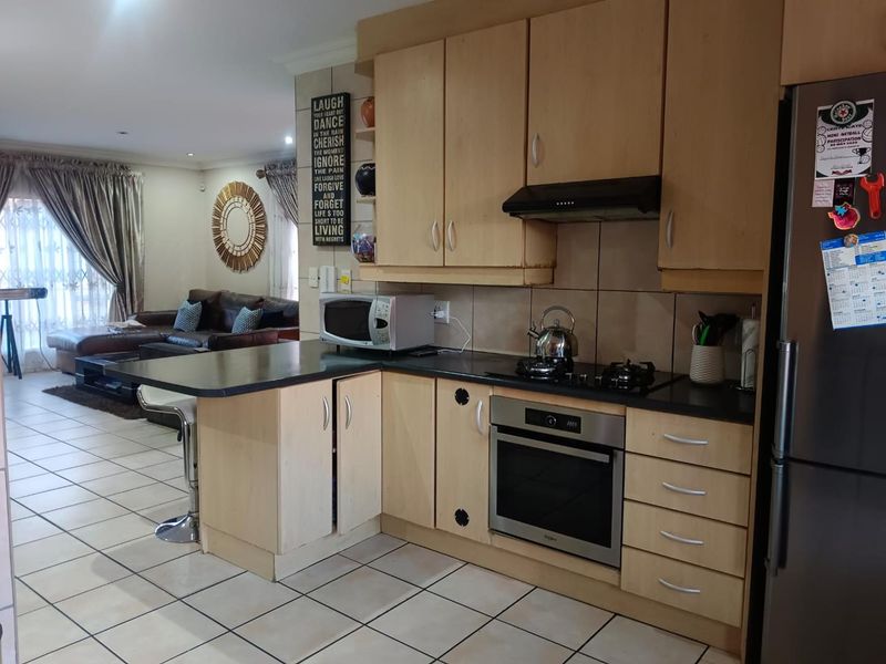 Three bedroom simplex townhouse with a pool - Photo 7
