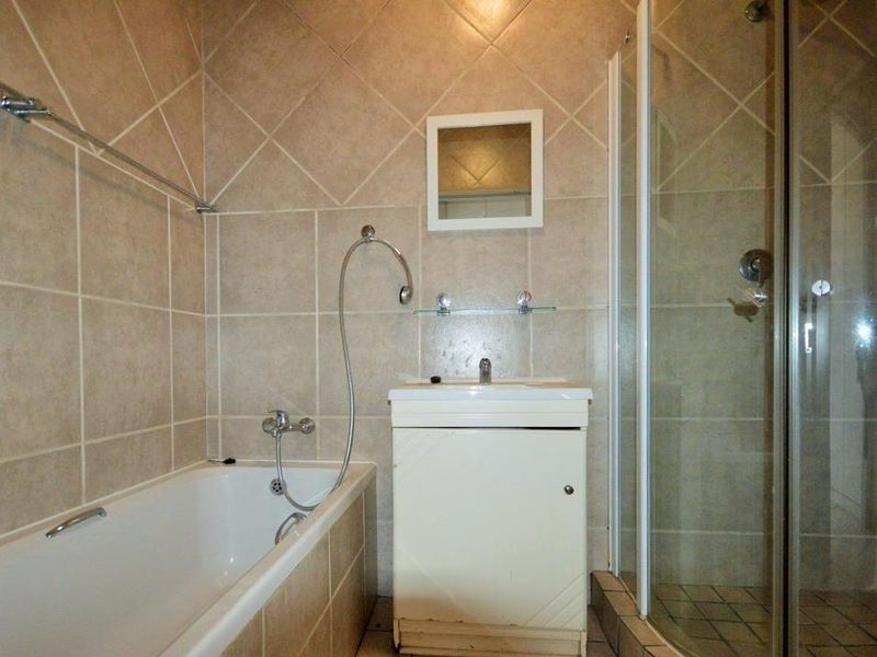 Bright open-plan living with sleek finishes in Alberton North - Photo 10