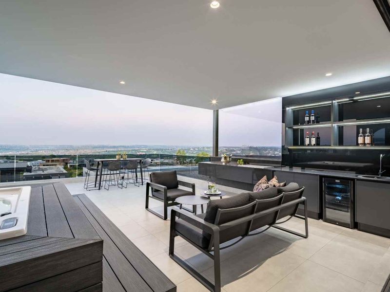 The "James Bond" Residence of Steyn City: A Masterpiece in Glass & Gloss - Photo 5