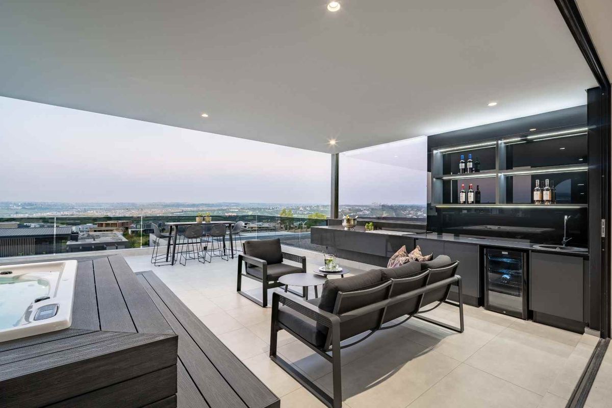 The "James Bond" Residence of Steyn City: A Masterpiece in Glass & Gloss - Photo 5