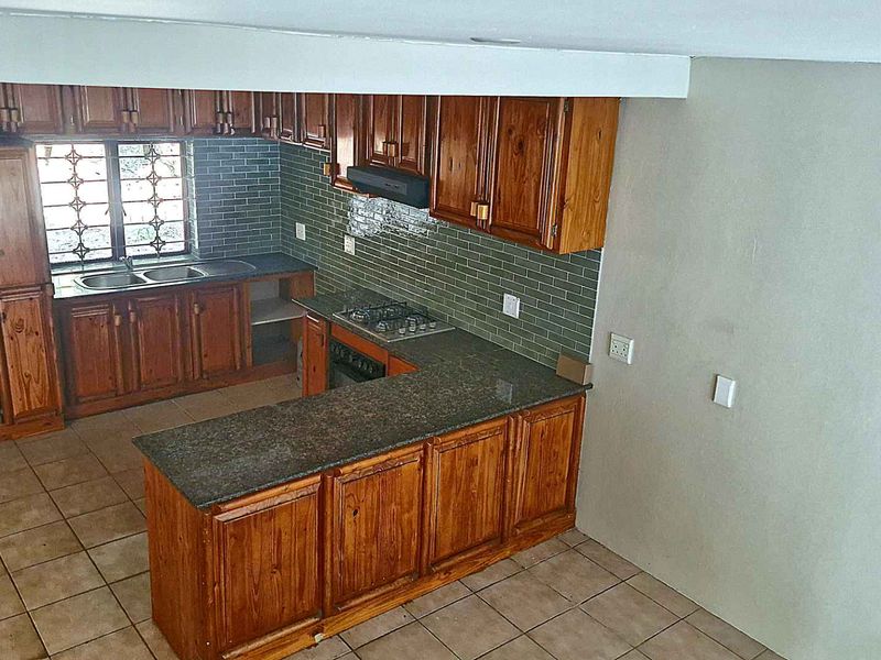 SPACIOUS FAMILY TOWNHOUSE IN A LEAFY, PEACEFUL SETTING - Photo 5