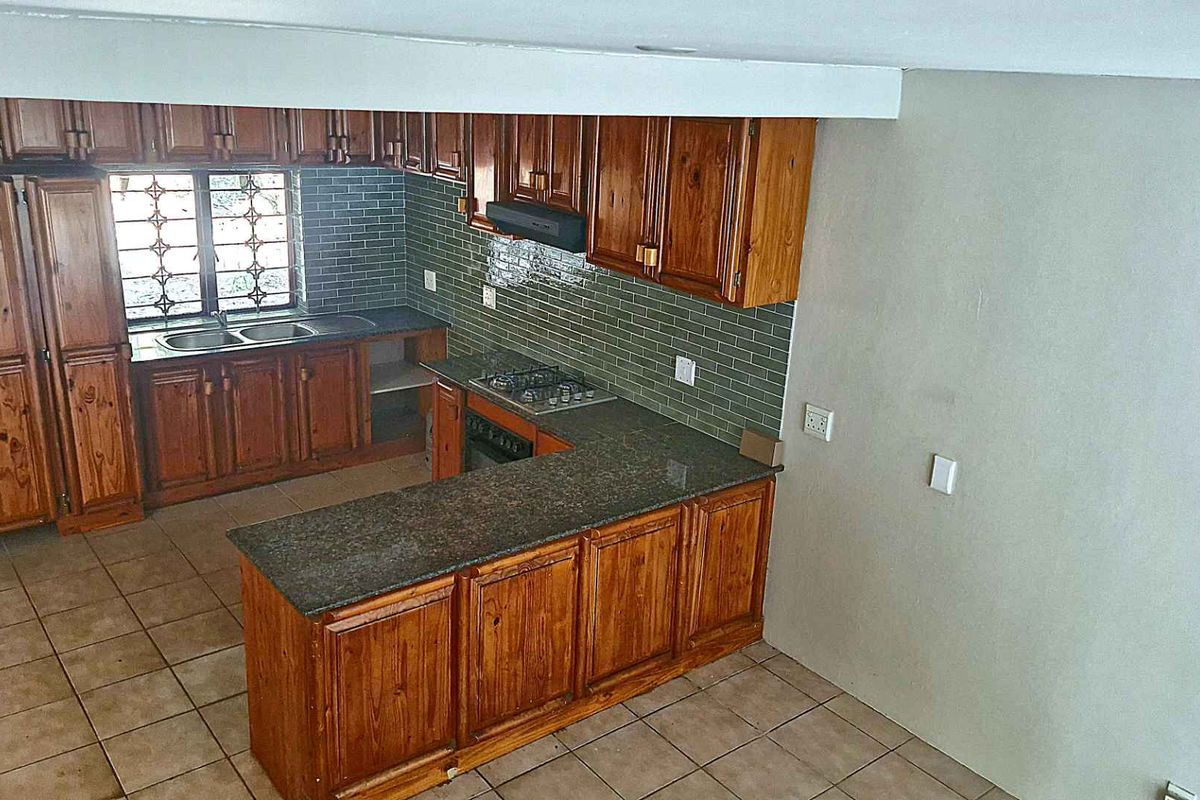 SPACIOUS FAMILY TOWNHOUSE IN A LEAFY, PEACEFUL SETTING - Photo 5