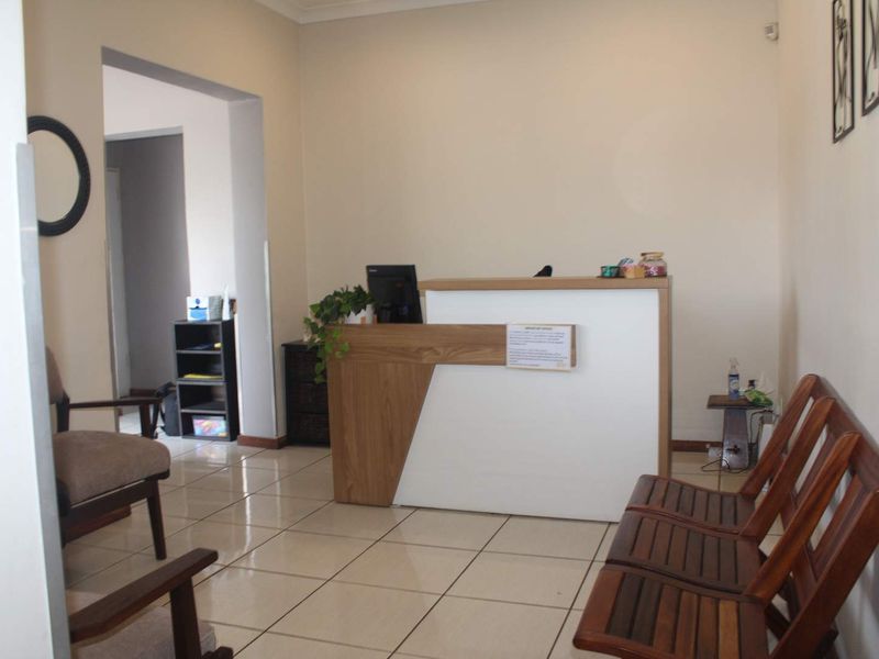 Prime 225m2 Commercial Office Space To Let – Fontana Road - Photo 2