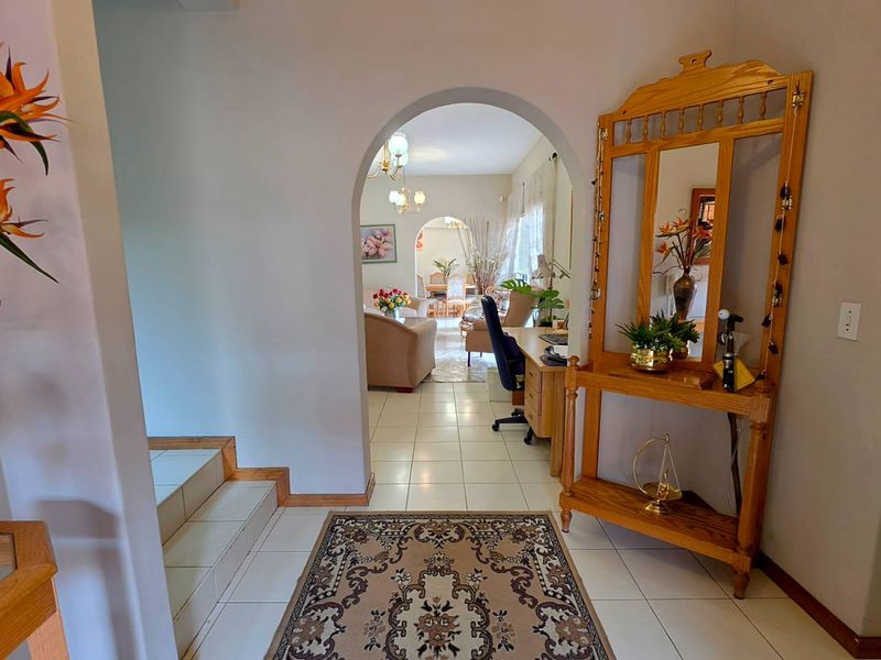 4 Bedroom House for Sale in Bassonia - Photo 2