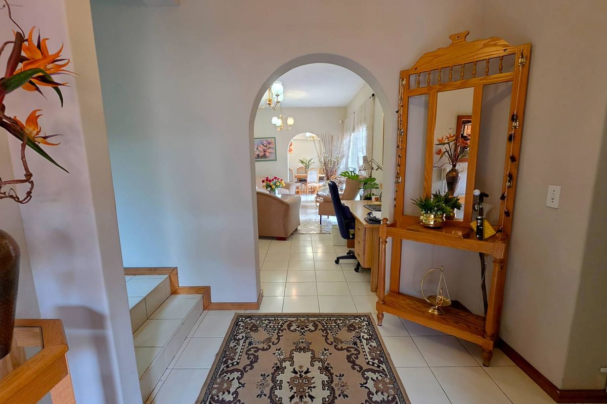 4 Bedroom House for Sale in Bassonia - Photo 2