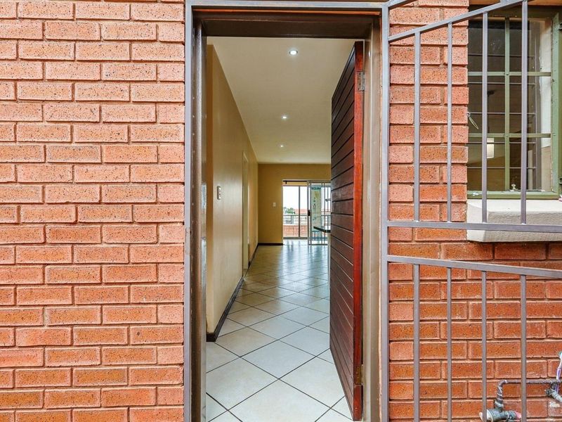 Energy-Efficient 4 Bedroom Corner Unit in Mooikloof Ridge Estate - Photo 4