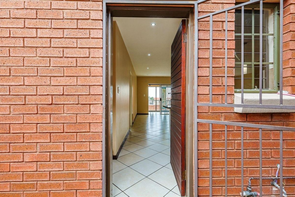 Energy-Efficient 4 Bedroom Corner Unit in Mooikloof Ridge Estate - Photo 4