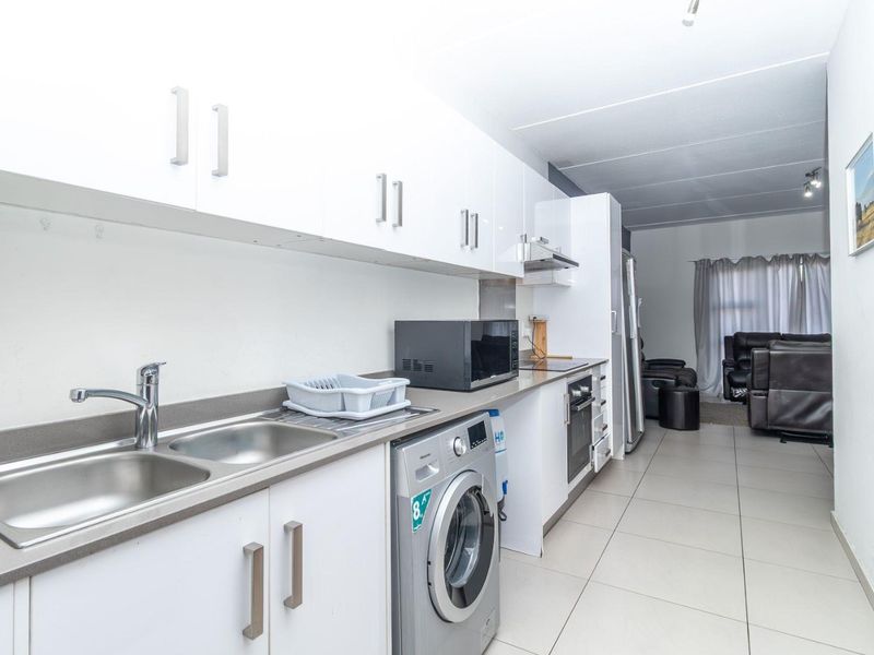 A SPACIOUS APARTMENT IN ISABEL ESTATE AWAITS YOU - Photo 2