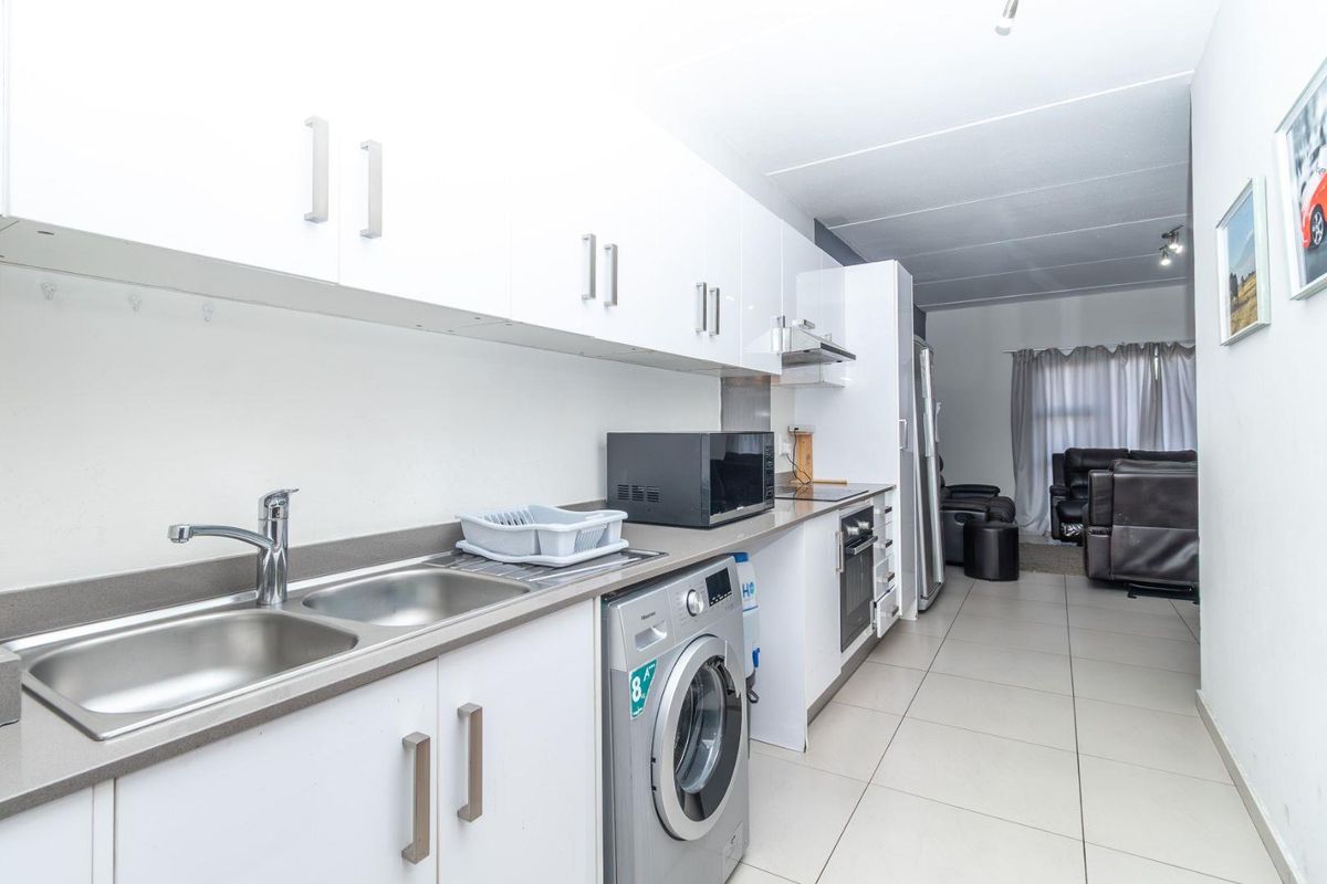 A SPACIOUS APARTMENT IN ISABEL ESTATE AWAITS YOU - Photo 2