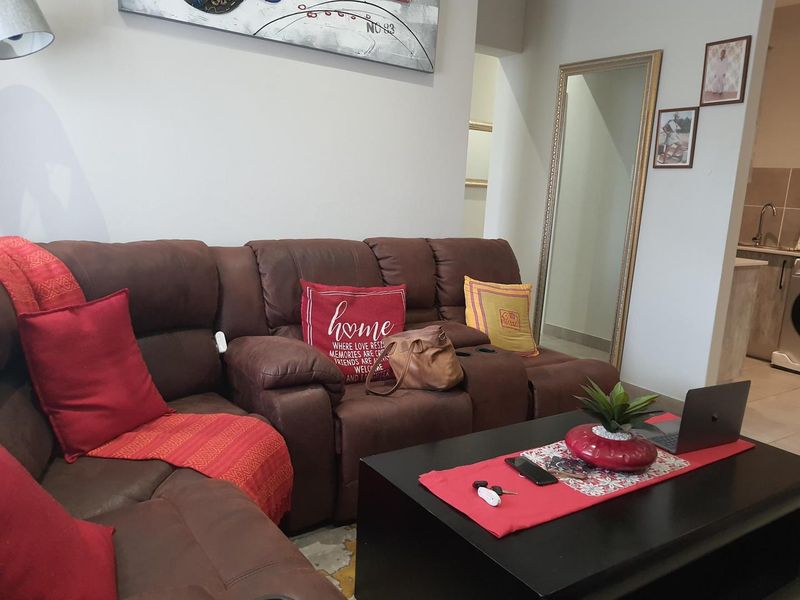 Stunning 3 bed, 2 bath unit in a secure complex - Photo 2