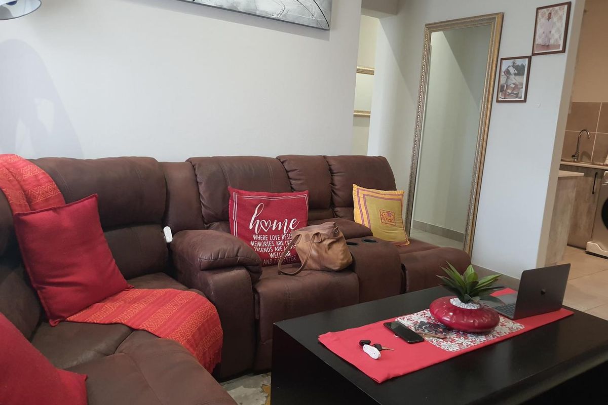 Stunning 3 bed, 2 bath unit in a secure complex - Photo 2
