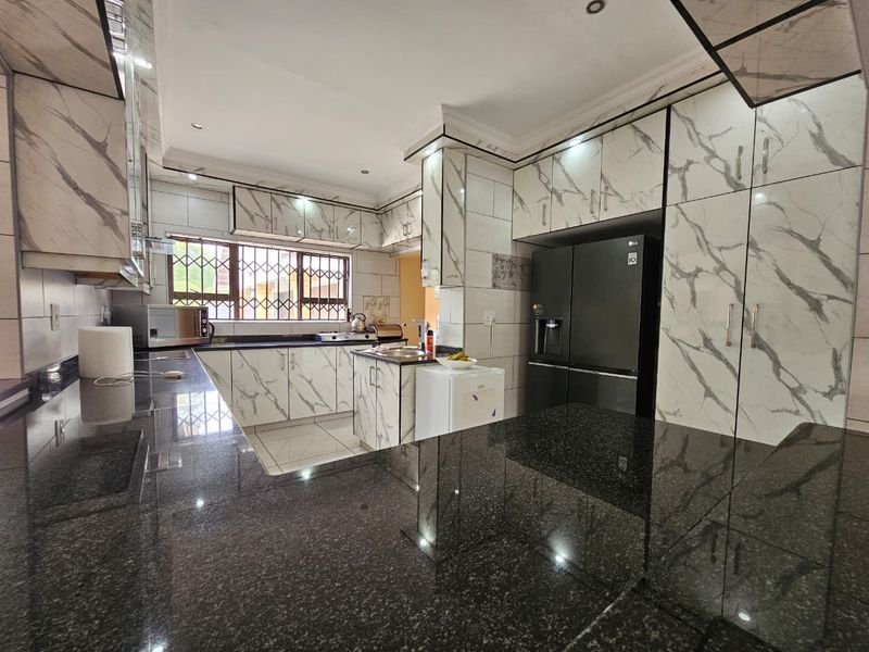 Step into this spacious and vibrant 4-bedroom home, where comfort, convenience, and modern living come together effortlessly - Photo 5