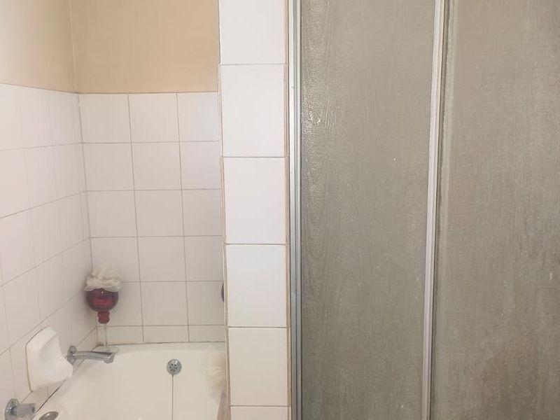 SPACIOUS 2 BED TOWNHOUSE IN WEAVINDPARK - Photo 8