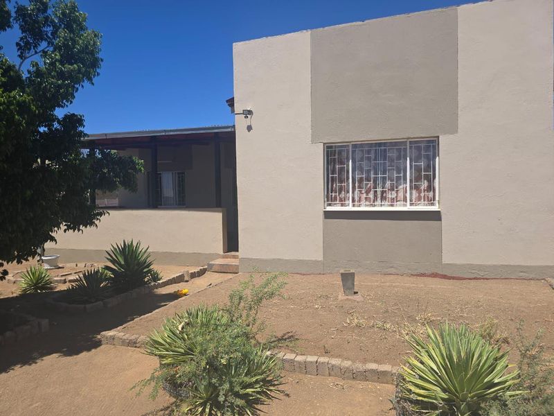 Keetmanshoop Westdene Ext 2: For Sale Neat 4 Bedroom House - Photo 6