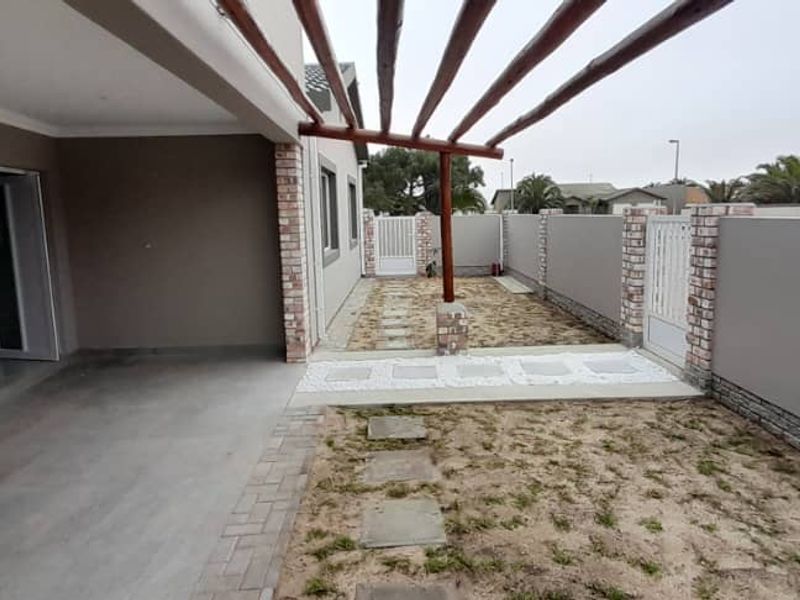 NEWLY RENOVATED FAMILY HOUSE IN A VERY QUIET  CUL DE SAC - Photo 3