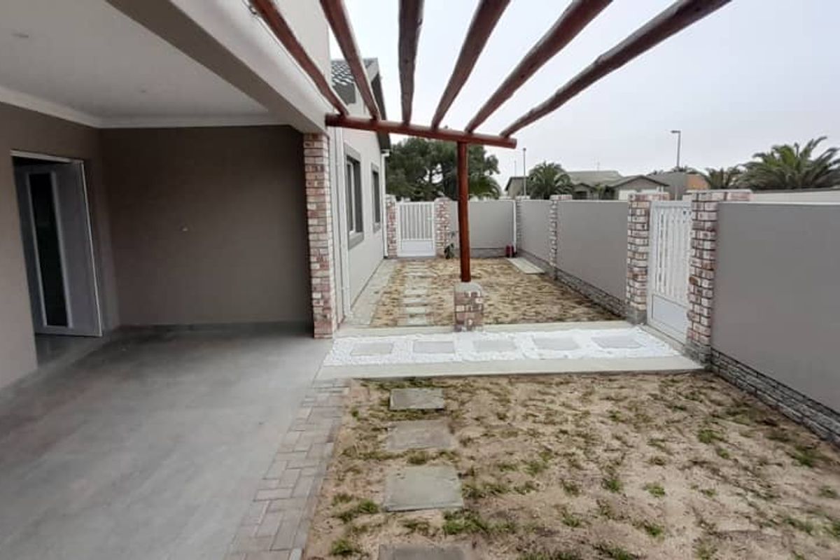 NEWLY RENOVATED FAMILY HOUSE IN A VERY QUIET  CUL DE SAC - Photo 3