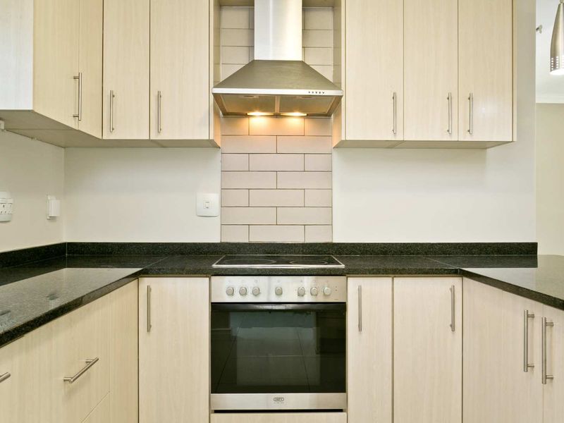 Spacious Three bedroom with Double garage - Photo 4