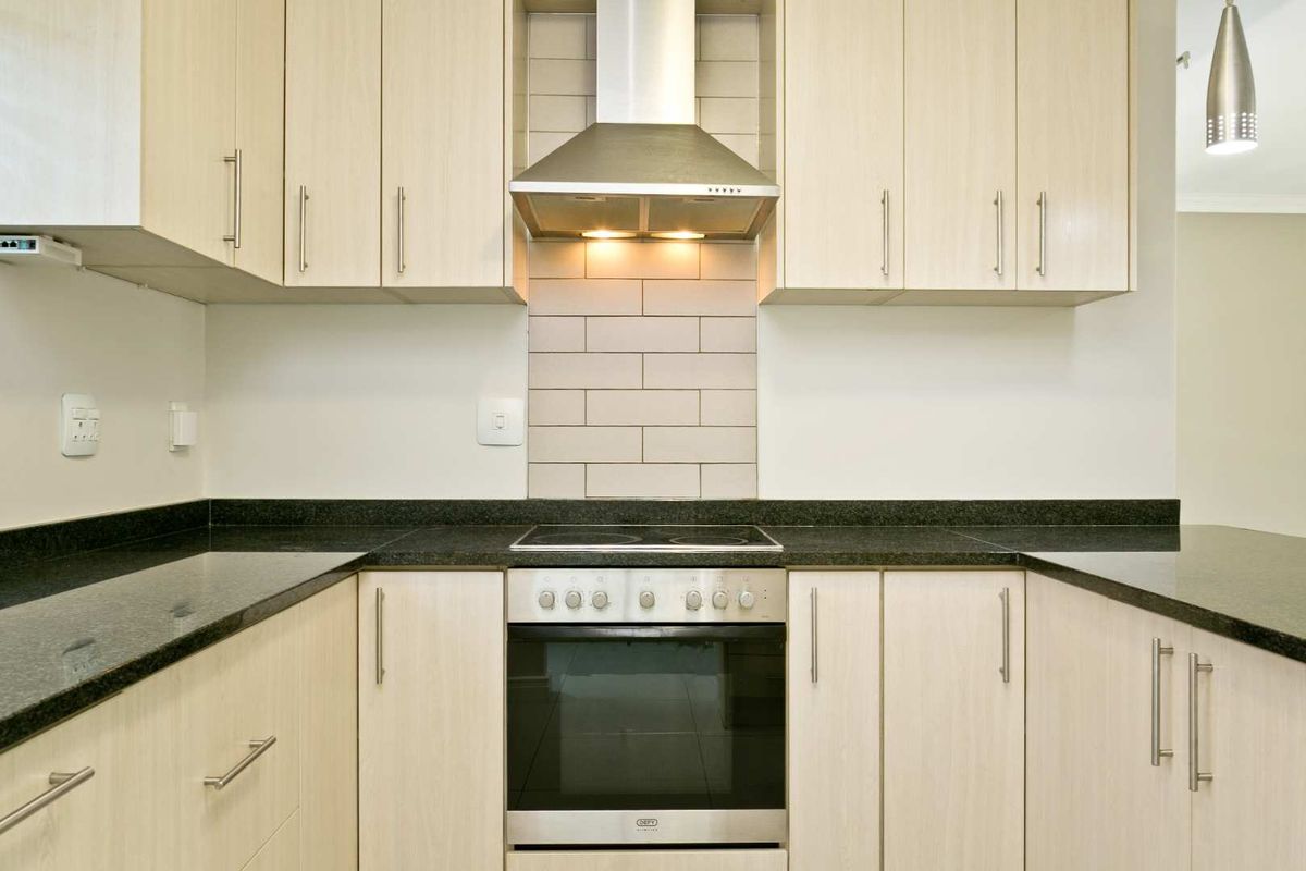 Spacious Three bedroom with Double garage - Photo 4