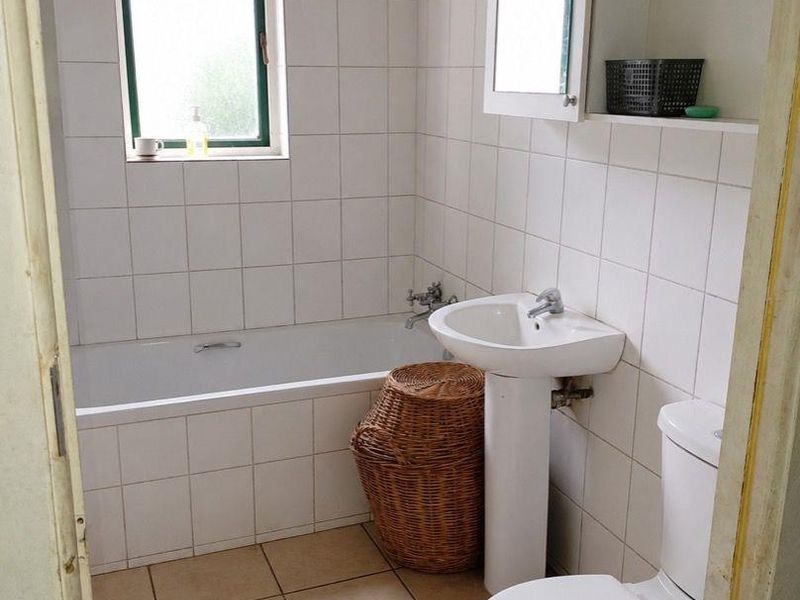 Three-bedroom Home with mountain views and flatlet potential - Photo 9