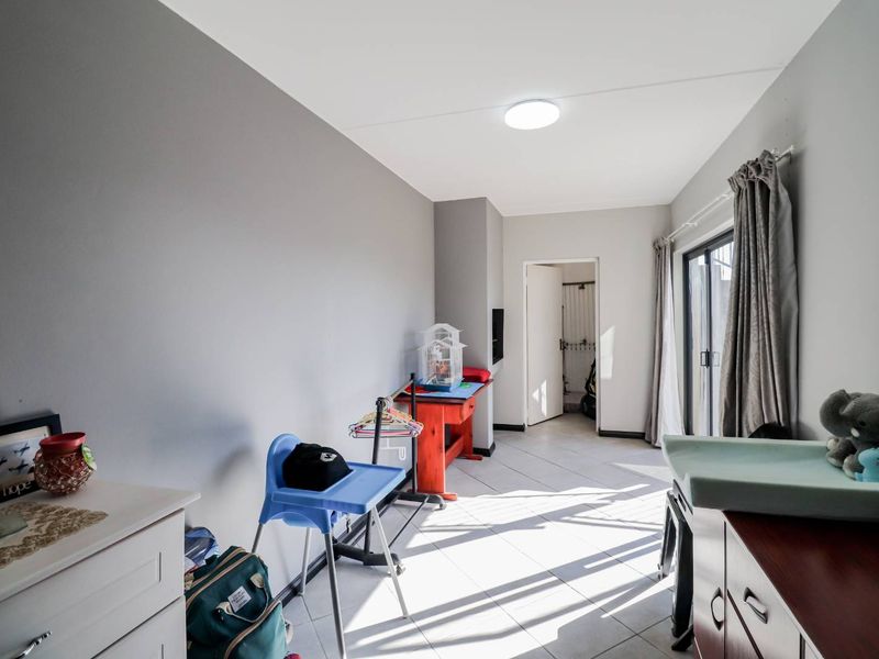 Modern Townhouse with Open Plan Living - Ground Floor Unit Next to Park - Photo 7