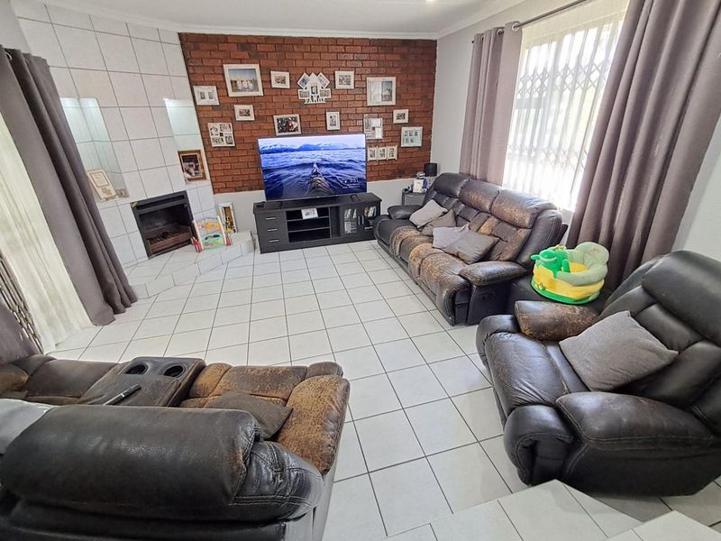 Stunning 3 Bedroom House for Sale in Bassonia - Photo 8