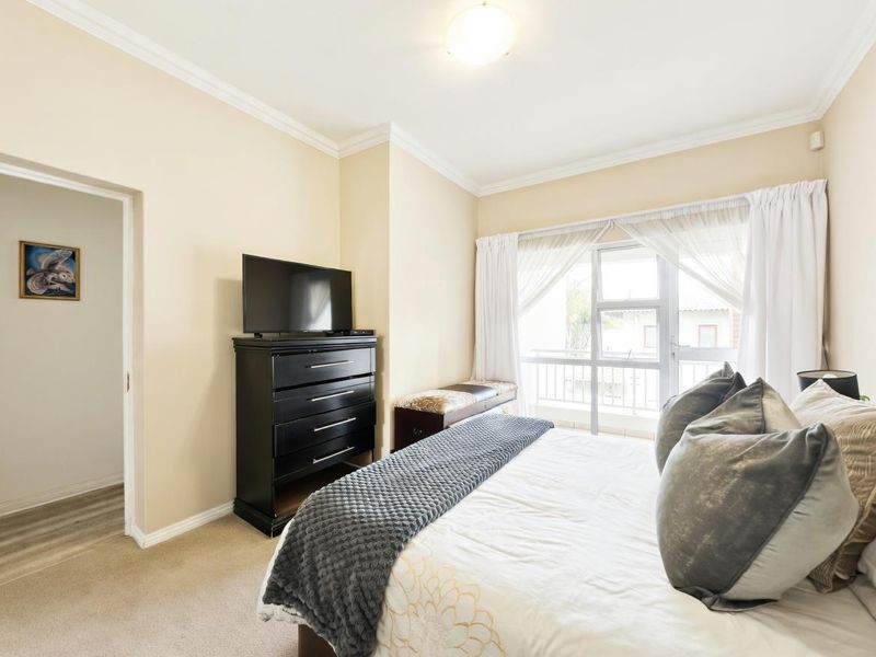 BEAUTIFUL 3 BEDROOM APARTMENT FOR SALE IN PORTLAND PLACE - Photo 10