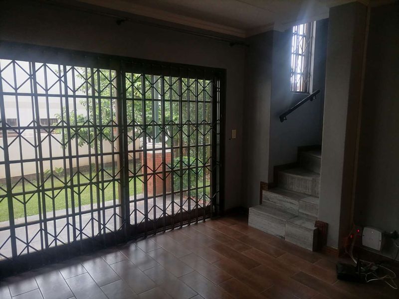**Charming 2-Bedroom Townhouse with Modern Amenities** - Photo 6