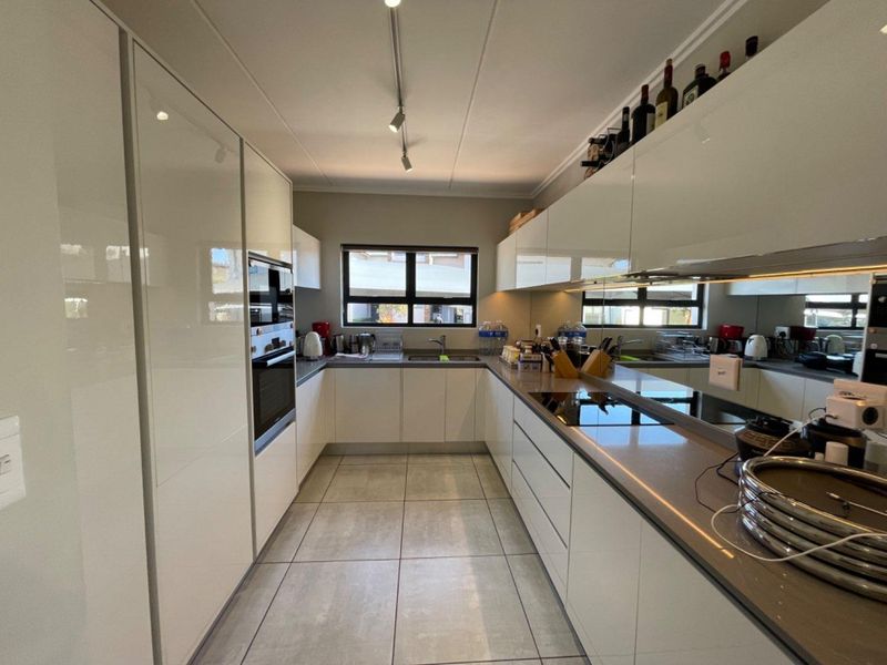 Luxurious 3-Bedroom Ground Floor Unit in Whistling Thorns - Photo 4