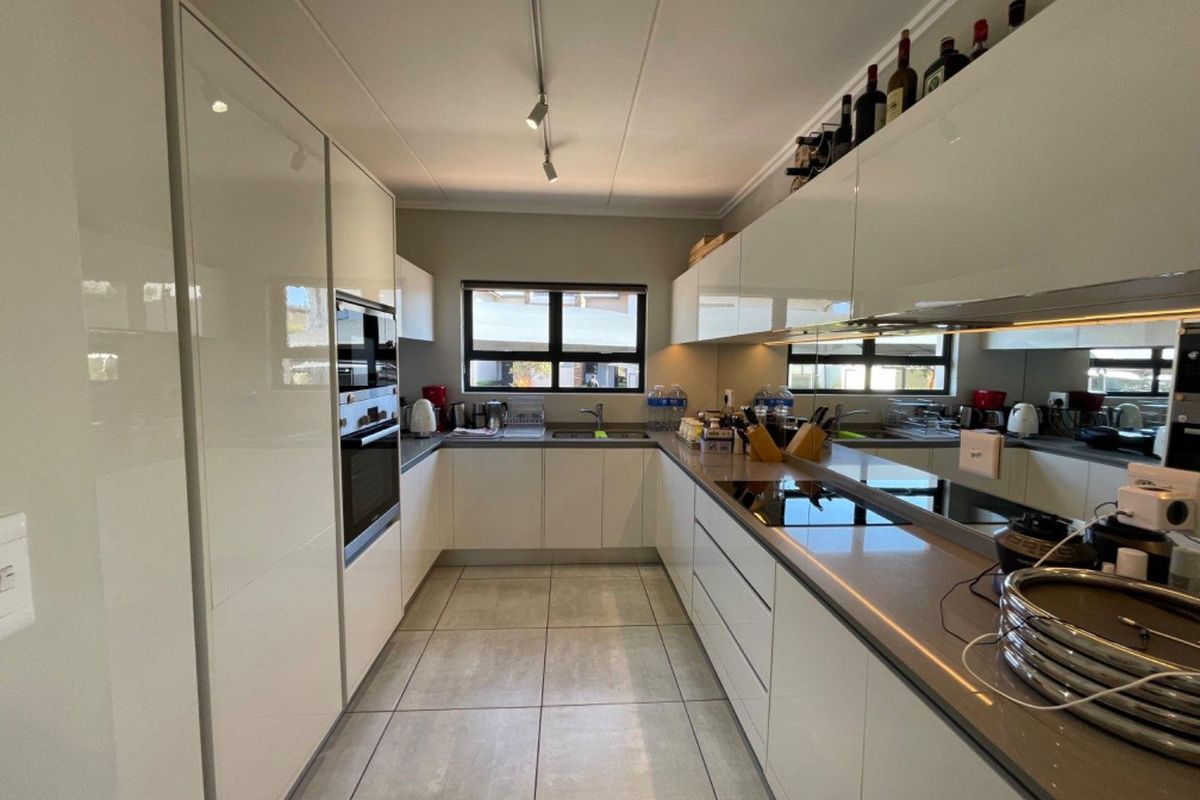 Luxurious 3-Bedroom Ground Floor Unit in Whistling Thorns - Photo 4