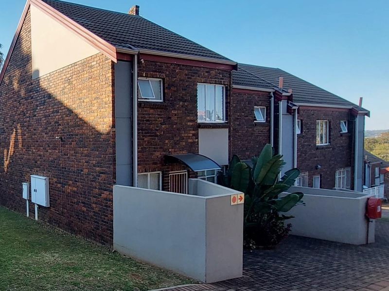 Modern 2-Bed Townhouse with Lock-Up Garage & Pet-Friendly Perks - Photo 1